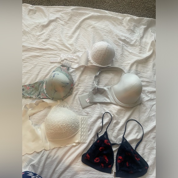 Miscellaneous and various pretty and practical bras with a camisole is included - Picture 1 of 11